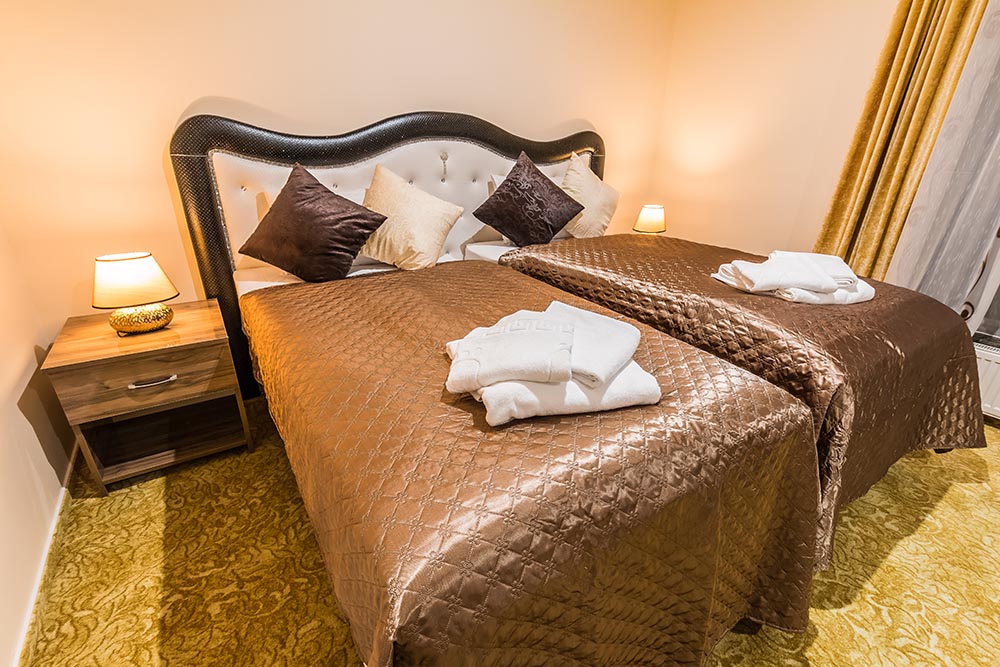 miraj-resort-izba-standard-postel